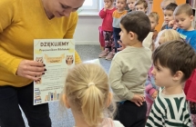 Sowki wreczaja podziekowanie Pani z biblioteki za mile przyjecie