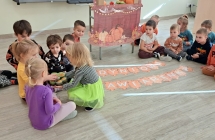 Kolezanka czestuje dzieci, zrobionymi wspolnie z mama, babeczkami dyniowymi