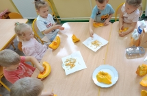 Dzieci pozyskuja pestki z  dyni- grupa X