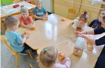 Dzieci przygotowuja dynioline - grupa X