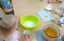 Dzieci przygotowuja mus z dyni - grupa X