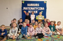 Grupa Niedzwiadki z prezentem za udzial w konkursie