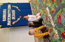 Dzieci z grupy Niedzwiadkow wykonuja zadanie konkursowe polegajace na ulozeniu rytmow z darow jesieni