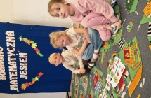 Dzieci z grupy Motylki wykonuja zadanie konkursowe polegajace na ulozeniu rytmow z darow jesieni