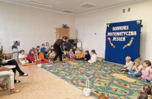 Koordynator konkursu tlumaczy zasady zadania konkursowego