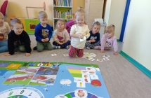 Dzieci podczas ukladania Piramidy zdrowego zywienia - grupa X