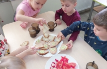 1. Dzieci samodzielnie komponuja zdrowe kanapki.
