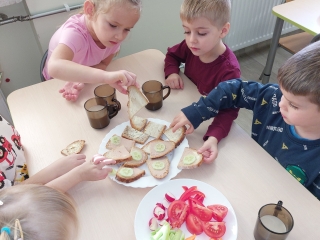 1. Dzieci samodzielnie komponuja zdrowe kanapki.