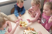 3. Dzieci czestuja sie owocami podczas sniadania.