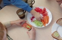 2. Dzieci nakladaja ulubione warzywa na kanapki.