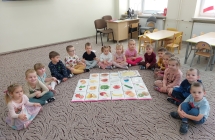 4. Dzieci uczestnicza w zajeciu na temat zdrowego odzywiania (1)