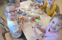 Dzieci jedza sniadanie (2)