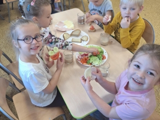 Dzieci jedza sniadanie (2)