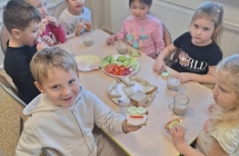 Dzieci jedza sniadanie (3)