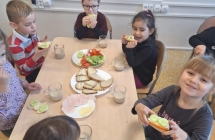 Dzieci jedza sniadanie (4)