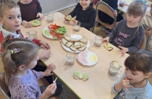 dzieci jedza sniadanie (1)