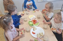 dzieci jedza sniadanie (2)