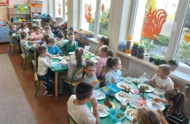 Dzieci z gr. IX podczas sniadania.