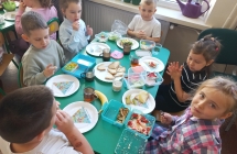 Dzieci z gr. IX ze zdrowymi produktami.