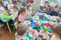 Szesciolatki z gr. IX przygotowuja kanapki..