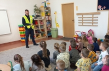 Pogadanka z policjantem w sali.