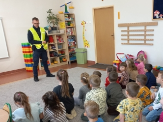 Pogadanka z policjantem w sali.