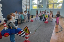Dzieci z gr. IX cwicza bezpieczne zachowanie w ruchu drogowym.