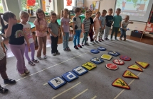 Dzieci z gr. IX z posegregowanymi znakami drogowymi.