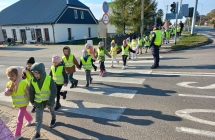 Dzieci przechodza po pasach w obecnosci policjanta.