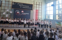 Dzieci graja na instrumentach i spiewaja piosenke