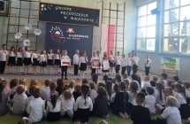 Dzieci recytuja wiersze i przedstawiaja symbole narodowe