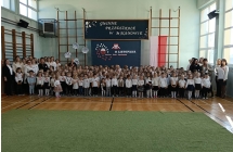 Cala spolecznosc przedszkolna w trakcie spiewania hymnu