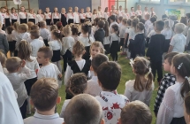 Poczatek uroczystosci, gdzie wszyscy spiewaja hymn