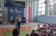 Pani prowadzaca audycje podczas zapowiedzi muzykow.