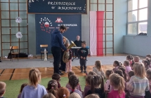 Dziewczynka probuje zagrac na eufonium.