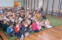 Przedszkolaki oklaskuja wykonawcow.