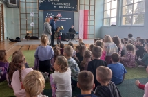 Chlopiec gra na eufonium.