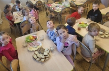 Dzieci z grupy VII podczas Dnia Zdrowego Sniadania