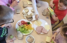 Dzieci z grupy VII samodzielnie komponuja sobie kanapki z ulubionych produktow