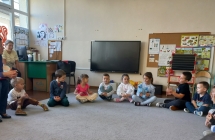 Dzieci z gr. IX odpowiadaja na pytania prowadzacej zajecie.