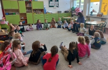 Dzieci z gr. VIII podczas zajec edukacyjnych.