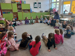 Dzieci z gr. VIII podczas zajec edukacyjnych.