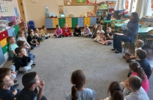 Dzieci z gr. IX w kregu na dywanie podczas zajec.