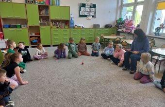 Dzieci z gr. VIII podczas zajec z prowadzaca.