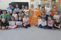 Dzieci z gr. IX prezentuja wykonana Piramide zdrowego zywienia.