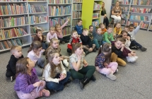 Dzieci z gr. IX w bibliotece podczas odgadywania zagadek.