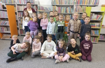 Zdjecie grupowe z p. bibliotekarka.