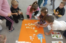 Szesciolatki z gr. IX w sali przedszkolnej podczas pracy nad Piramida zdrowego  zywienia.