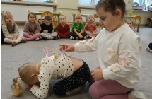 Dzieci przypinaja kolce