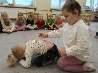 Dzieci przypinaja kolce